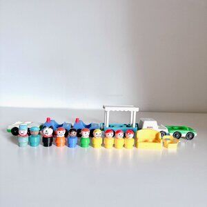 VINTAGE 1984 FISHER PRICE LITTLE PEOPLE POLICE MAIL GREEN CAR COVERED WAGON